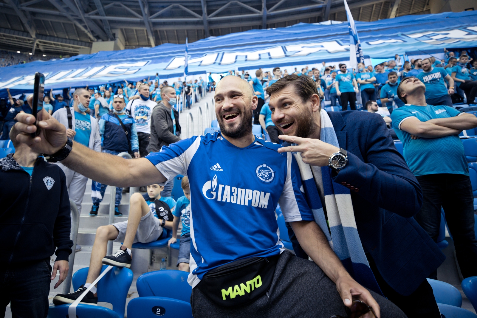 Легенды «Зенита» посетили фанатский вираж на матче с «Уфой»
