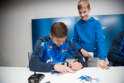Автограф-сессия футболистов «Зенита» для сотрудников ООО «Газпром переработка»