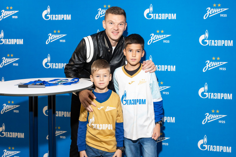Автограф-сессия с Олегом Шатовым для победителей «Зенит — спортпрогноз»