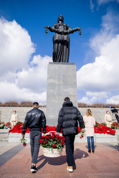 Команды «Зенита» возложили цветы к монументу «Мать-Родина» на Пискаревском мемориале