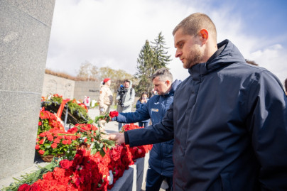 Команды «Зенита» возложили цветы к монументу «Мать-Родина» на Пискаревском мемориале