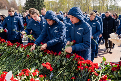 Команды «Зенита» возложили цветы к монументу «Мать-Родина» на Пискаревском мемориале