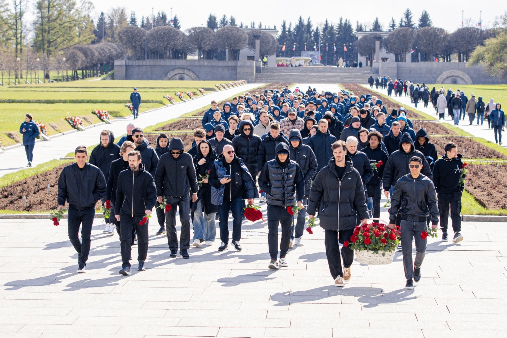 Команды «Зенита» возложили цветы к монументу «Мать-Родина» на Пискаревском мемориале