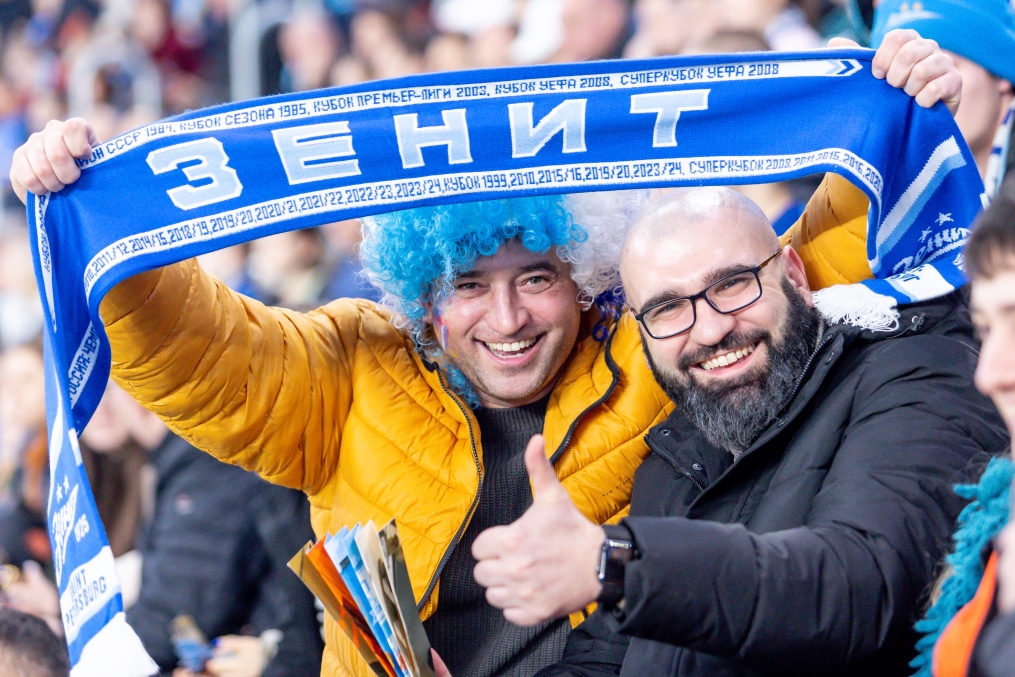 #Все в наших цветах: болельщики на матче «Зенит»—«Крылья Советов»