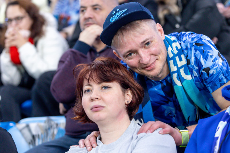 #Все в наших цветах: болельщики на матче «Зенит»—«Крылья Советов»