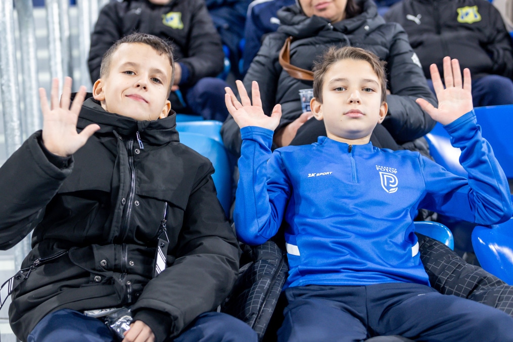 #Все в наших цветах: болельщики на матче «Зенит»—«Крылья Советов»