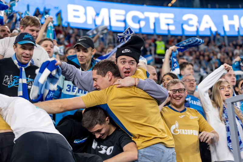 #Все в наших цветах: болельщики на матче «Зенит»—«Крылья Советов»