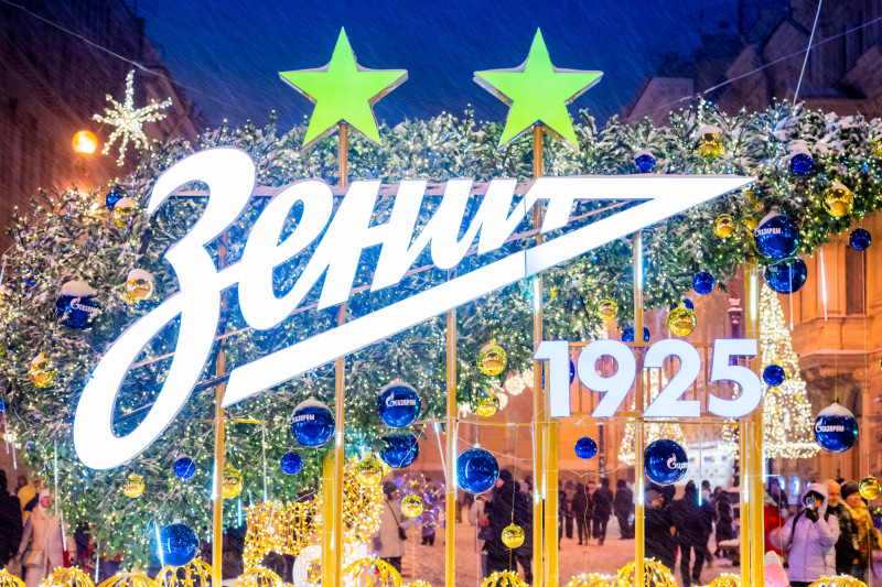 «Пять минут до столетия»: новогодняя елка «Зенита» открылась в центре Петербурга