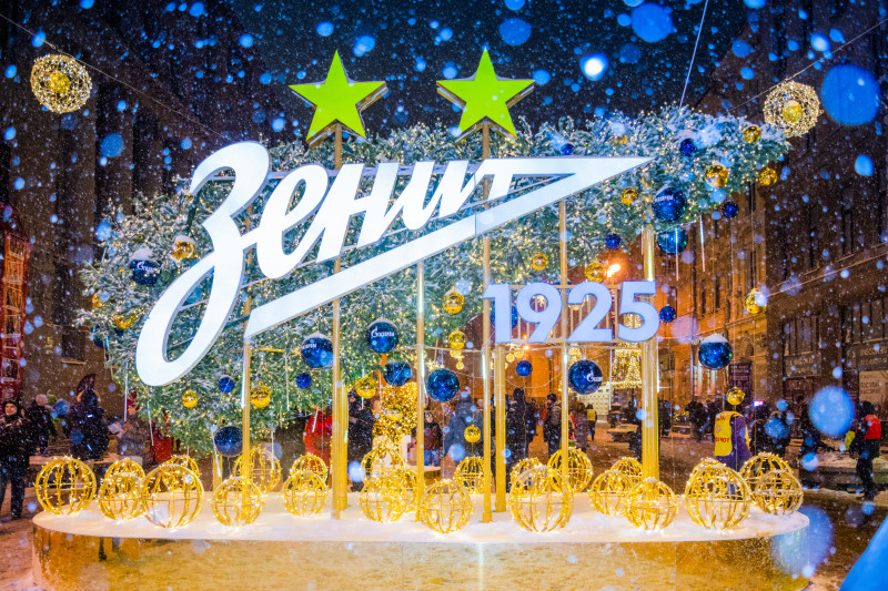 «Пять минут до столетия»: новогодняя елка «Зенита» открылась в центре Петербурга