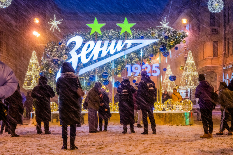 «Пять минут до столетия»: новогодняя елка «Зенита» открылась в центре Петербурга