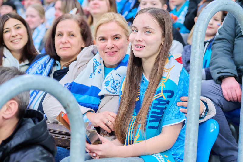 #Все в наших цветах: болельщики на матче «Зенит»— ЦСКА