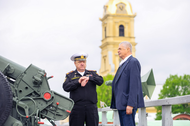 Полуденный выстрел из пушки Петропавловской крепости в честь 100-летия Клуба