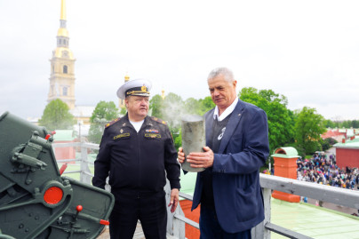 Полуденный выстрел из пушки Петропавловской крепости в честь 100-летия Клуба