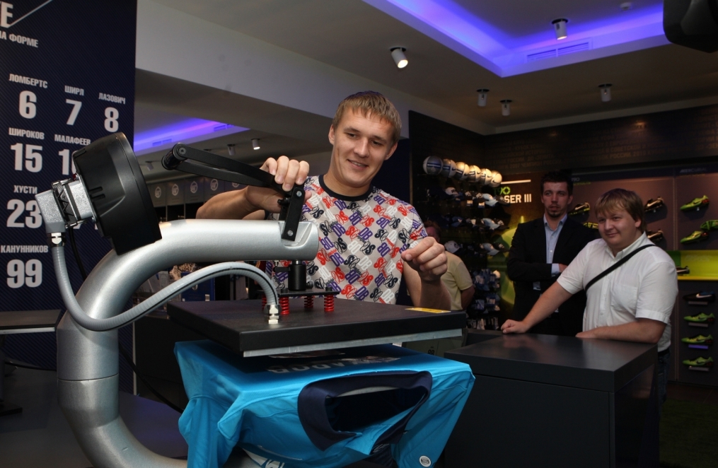 Новый игрок футбольного клуба «Зенит» Александр Бухаров в магазине фирменной торговли «Зенит-Арена».