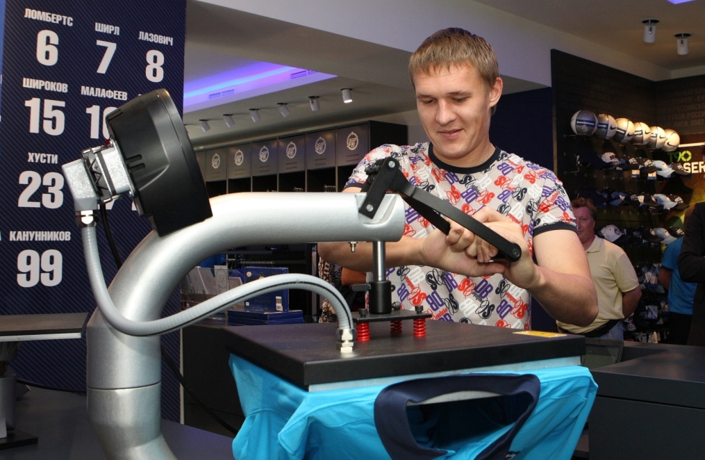 Новый игрок футбольного клуба «Зенит» Александр Бухаров в магазине фирменной торговли «Зенит-Арена».