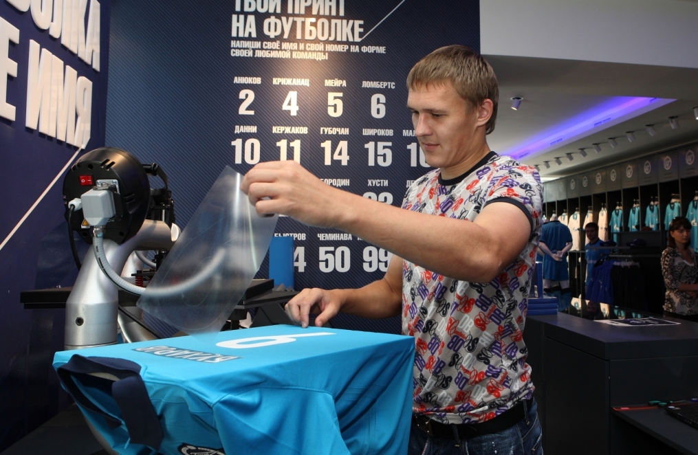 Новый игрок футбольного клуба «Зенит» Александр Бухаров в магазине фирменной торговли «Зенит-Арена».