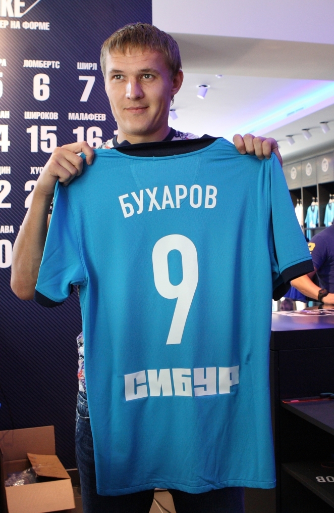 Новый игрок футбольного клуба «Зенит» Александр Бухаров в магазине фирменной торговли «Зенит-Арена».