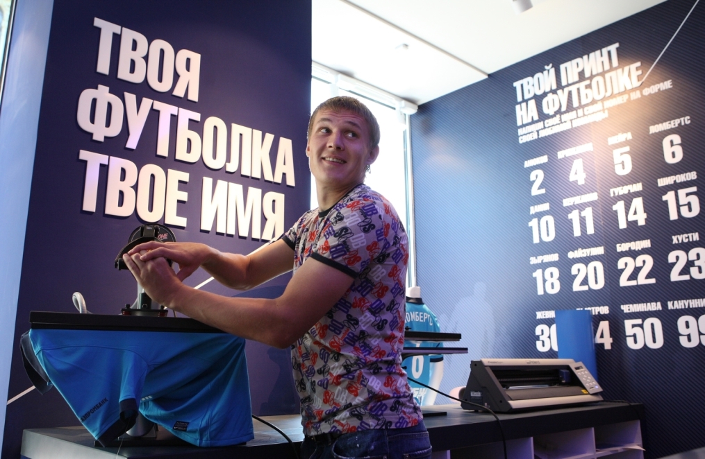 Новый игрок футбольного клуба «Зенит» Александр Бухаров в магазине фирменной торговли «Зенит-Арена».