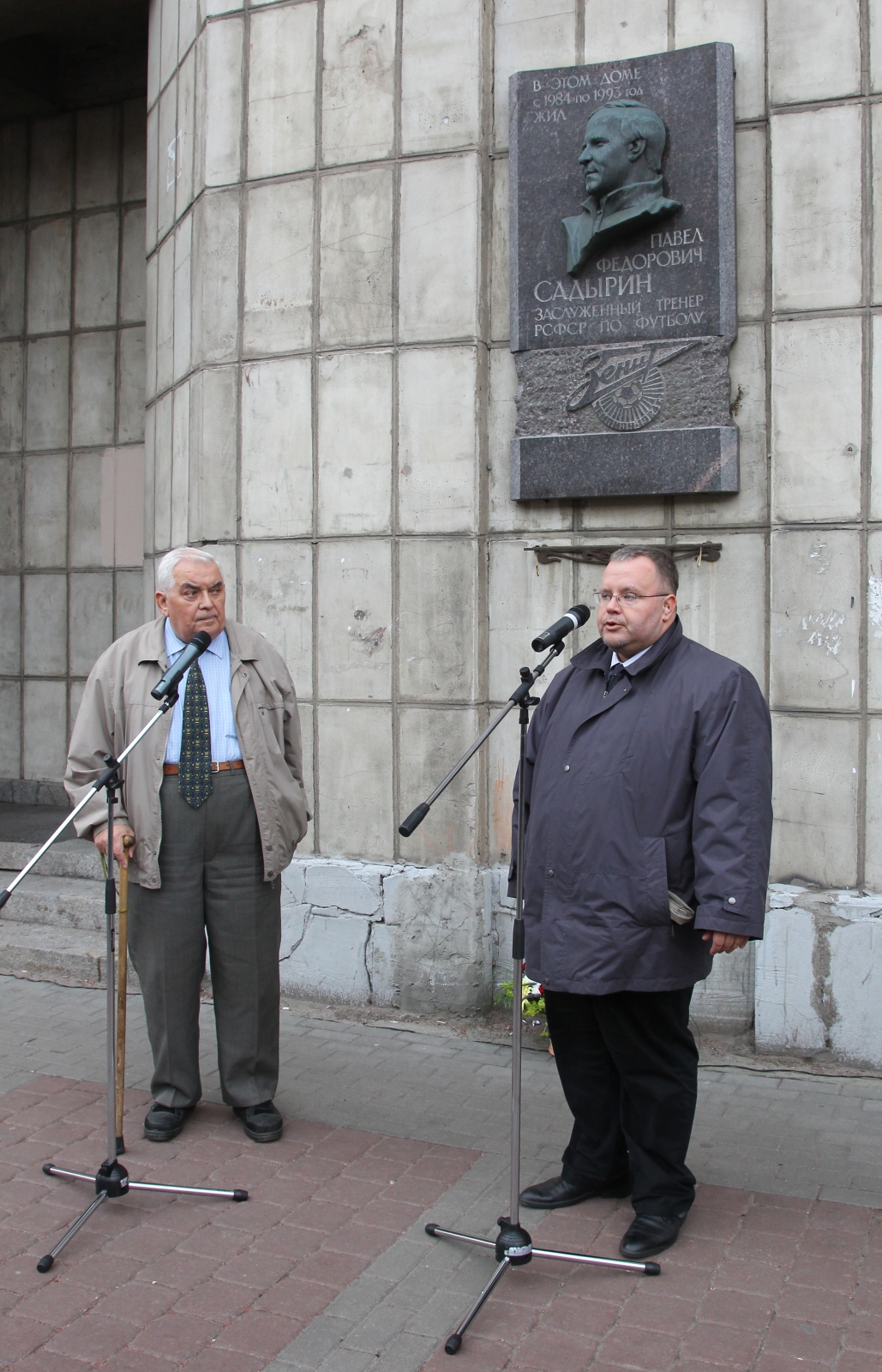 Возложение цветов к мемориальной доске на доме П.Ф.Садырина на Московском проспекте