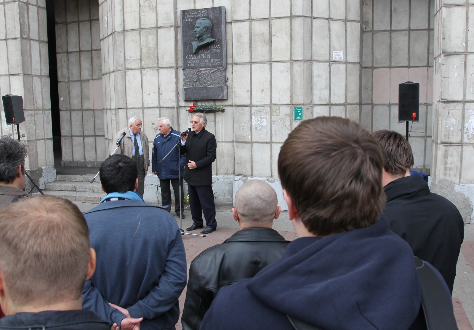 Возложение цветов к мемориальной доске на доме П.Ф.Садырина на Московском проспекте