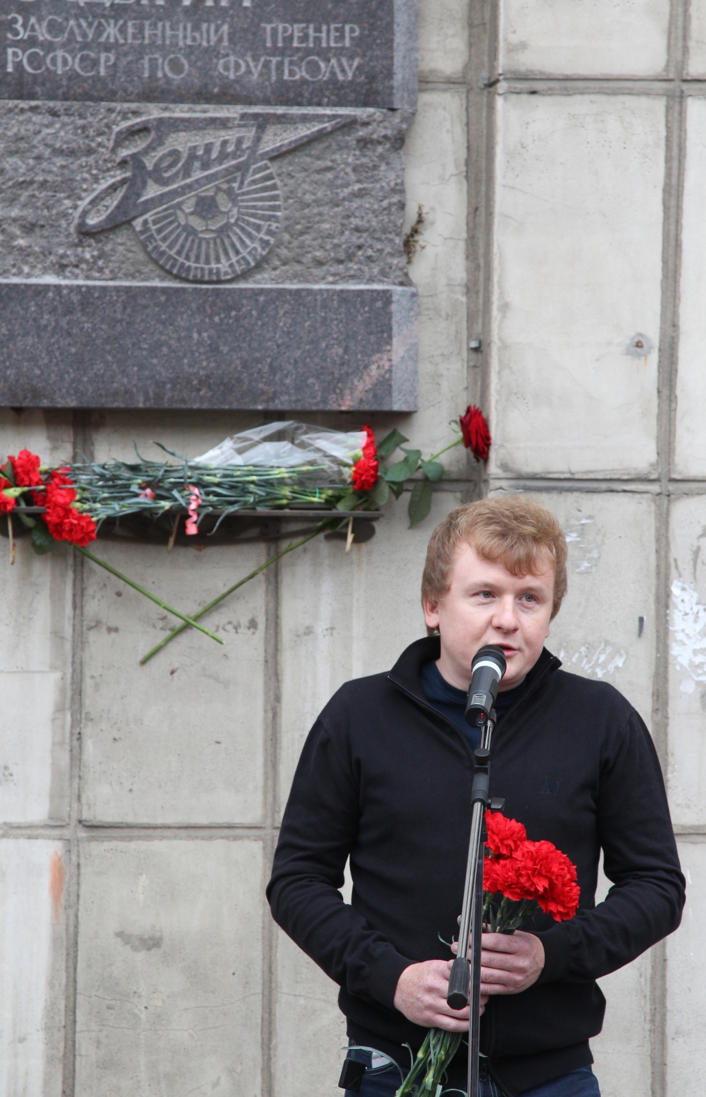 Возложение цветов к мемориальной доске на доме П.Ф.Садырина на Московском проспекте