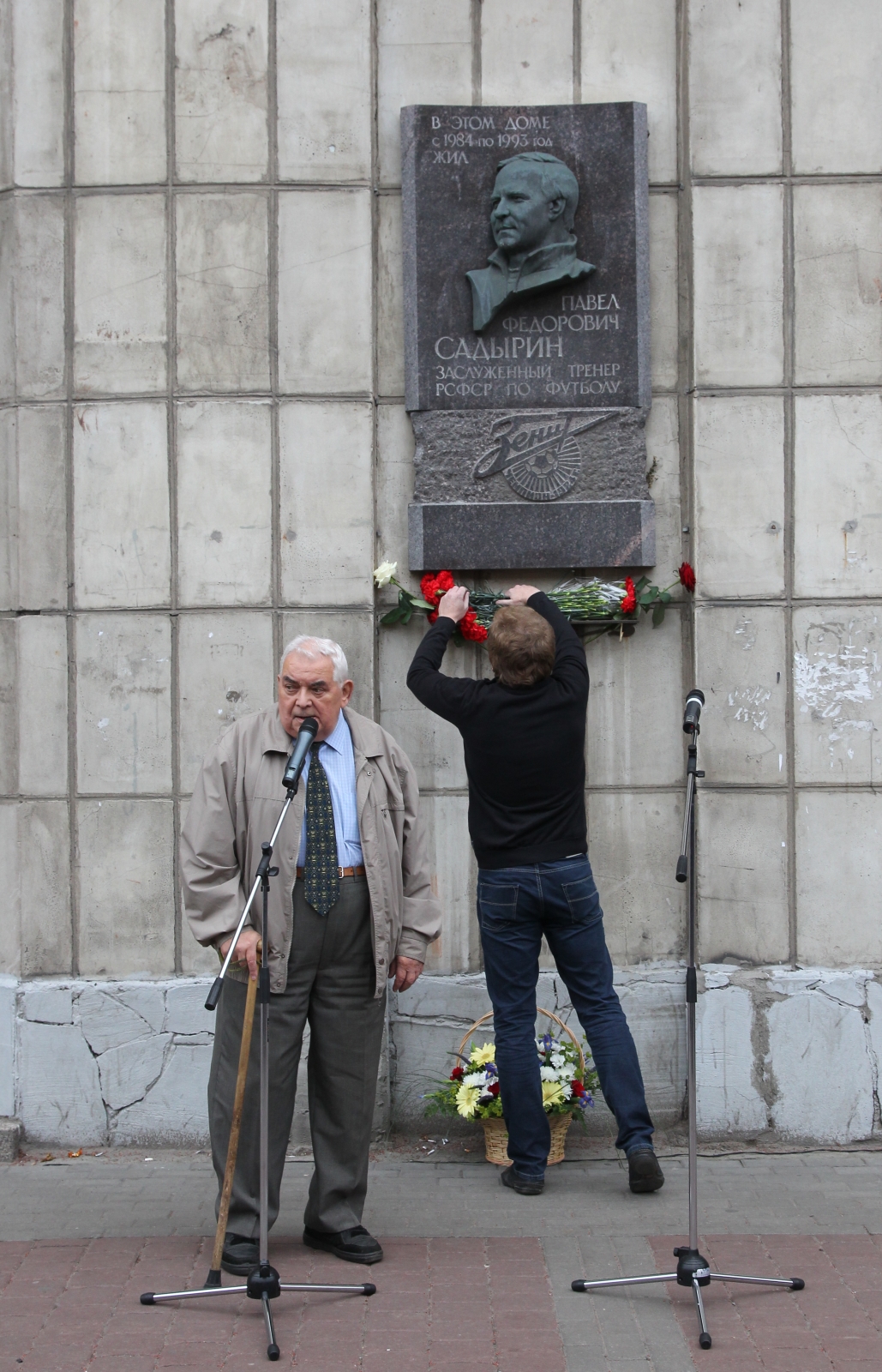 Возложение цветов к мемориальной доске на доме П.Ф.Садырина на Московском проспекте