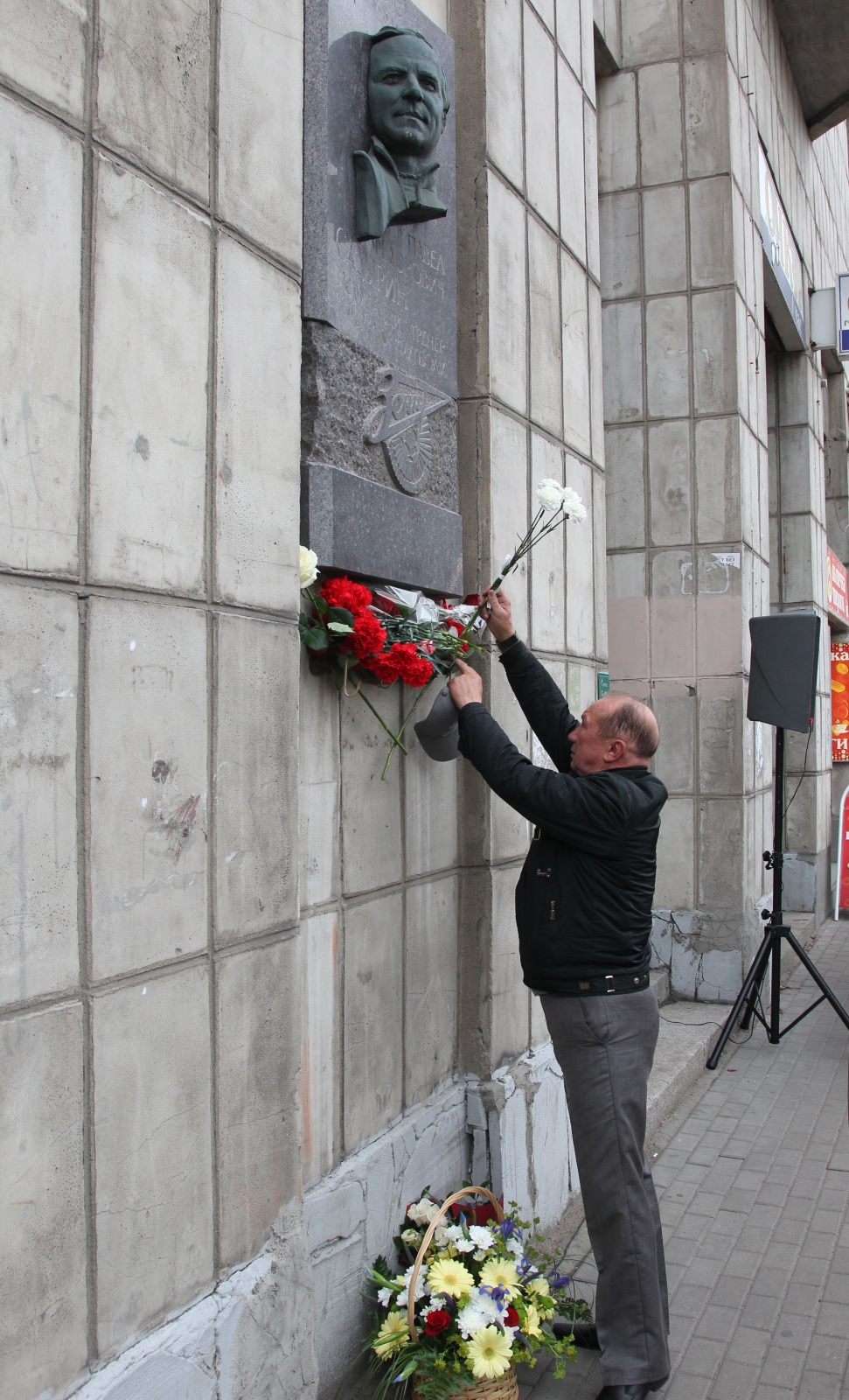 Возложение цветов к мемориальной доске на доме П.Ф.Садырина на Московском проспекте