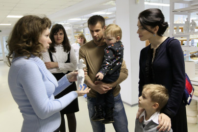 Сергей Семак расписывает лот для пасхального аукциона