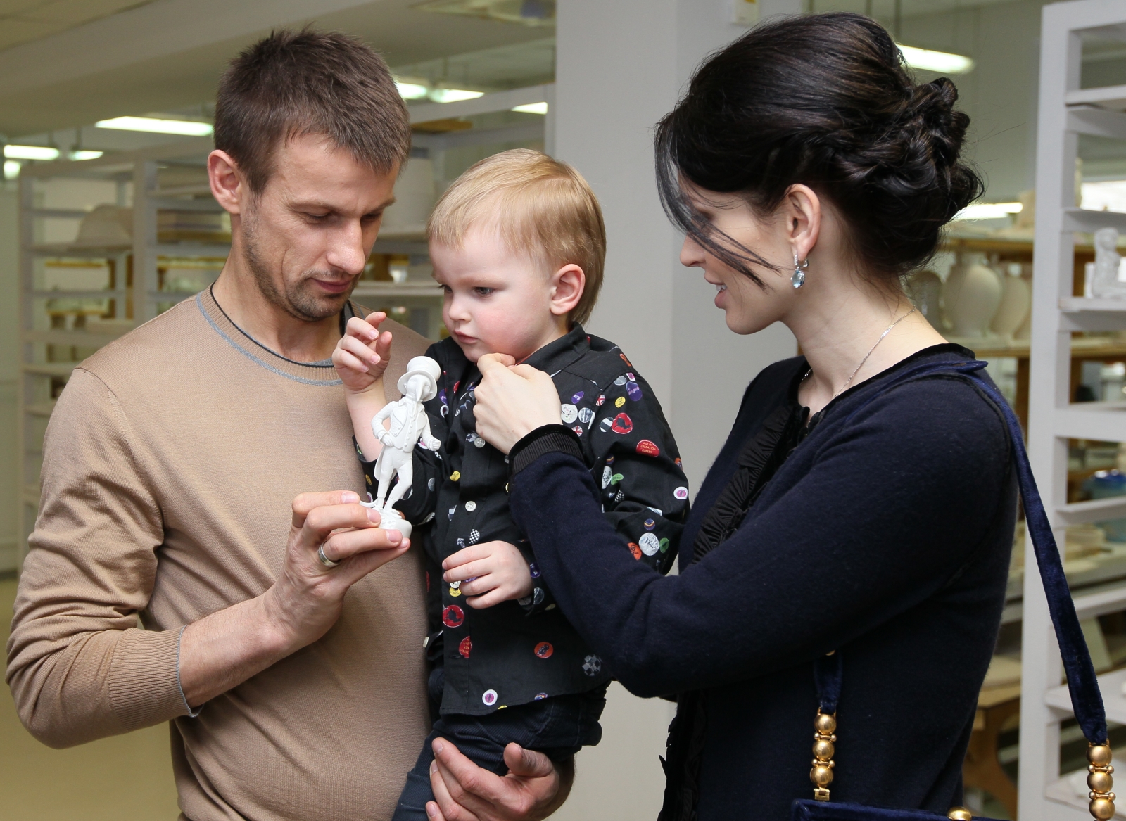 Сергей Семак расписывает лот для пасхального аукциона