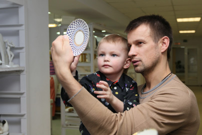 Сергей Семак расписывает лот для пасхального аукциона