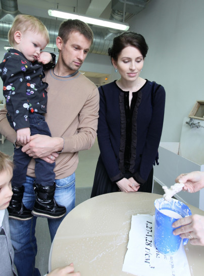 Сергей Семак расписывает лот для пасхального аукциона