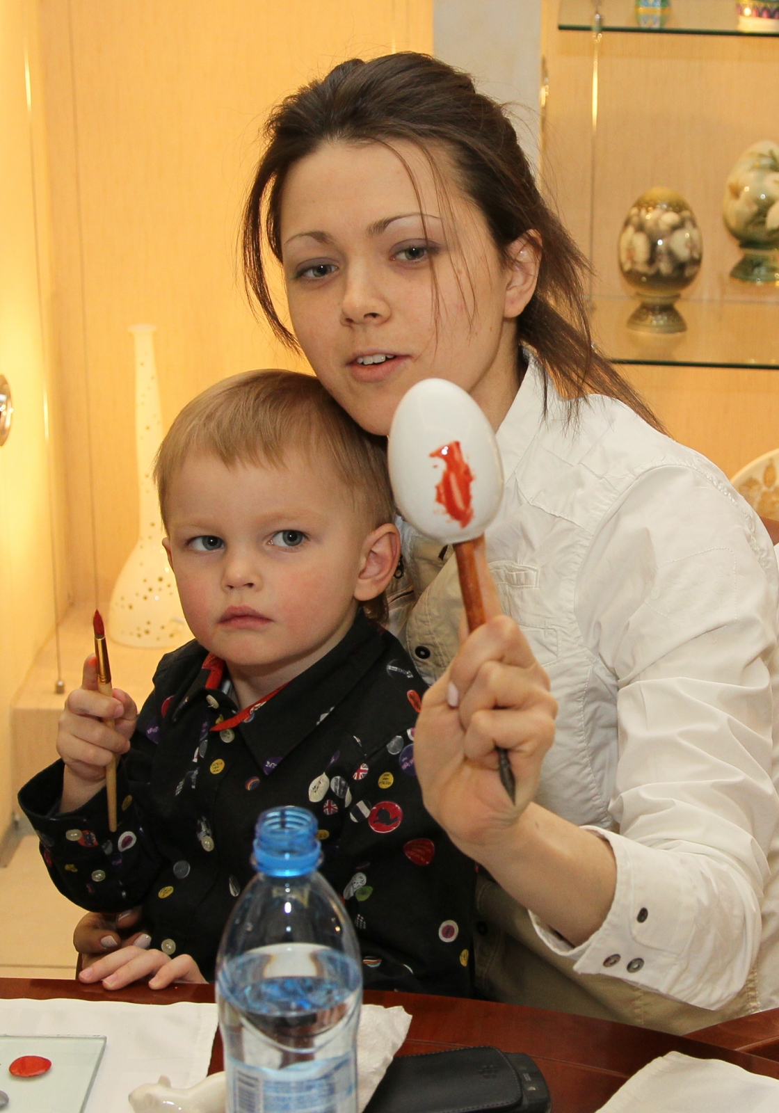 Сергей Семак расписывает лот для пасхального аукциона