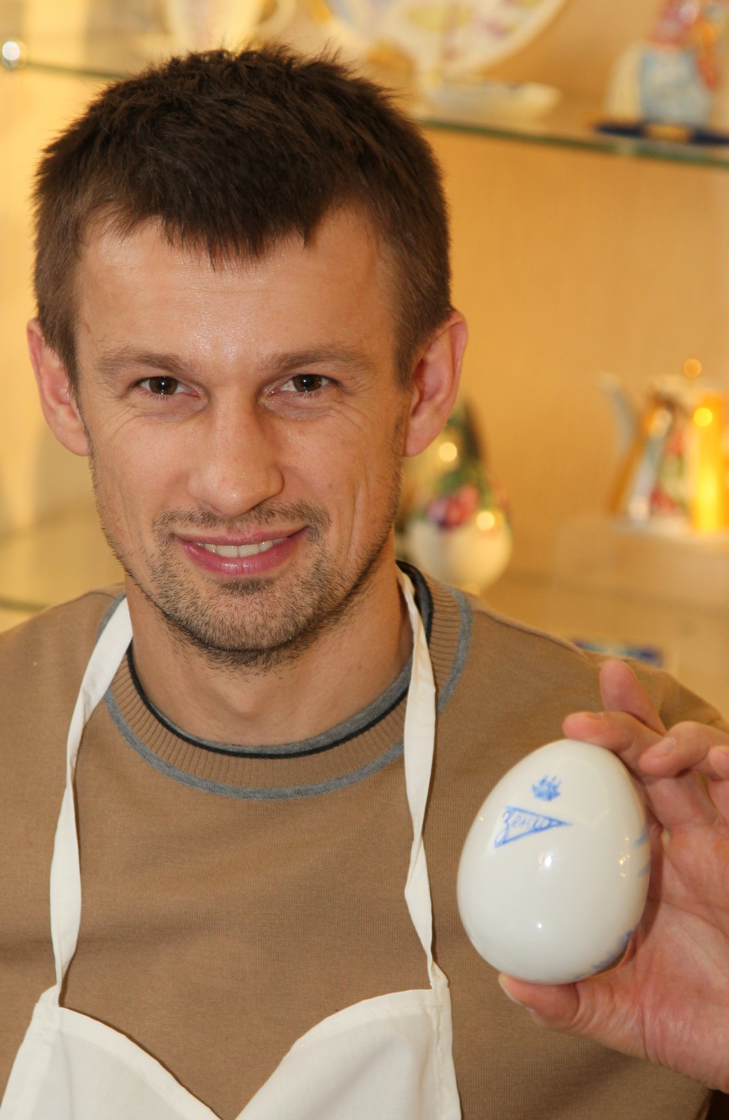 Сергей Семак расписывает лот для пасхального аукциона