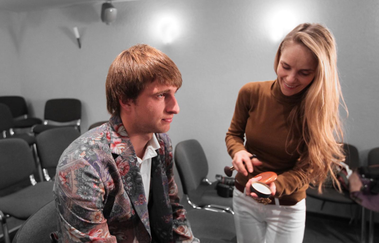 Игорь Чеминава позирует фотографу 