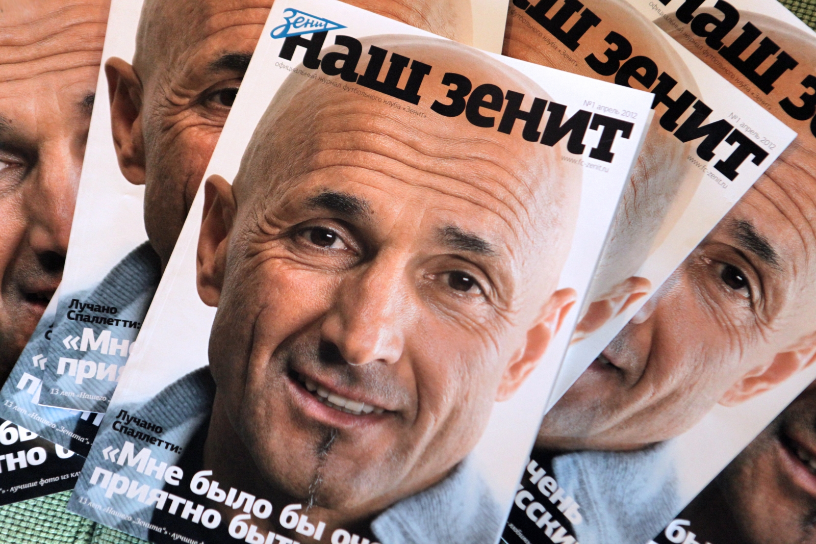Презентация первого номера клубного журнала «Наш „Зенит“» на стадионе «Петровский»
