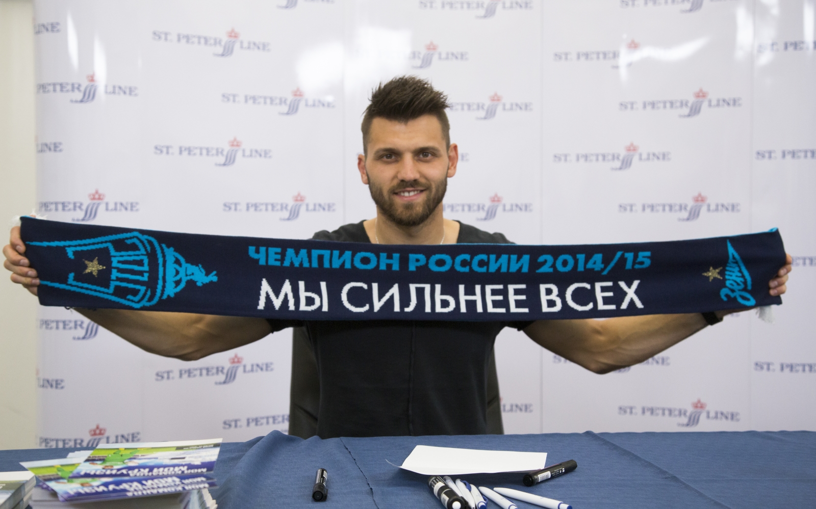 Автограф-сессия Юрия Лодыгина, вратаря «Зенита»