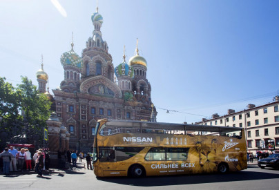Чемпионский автобус «Зенита» на фоне города