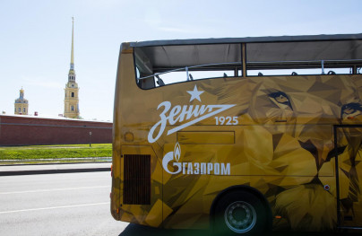 Чемпионский автобус «Зенита» на фоне города