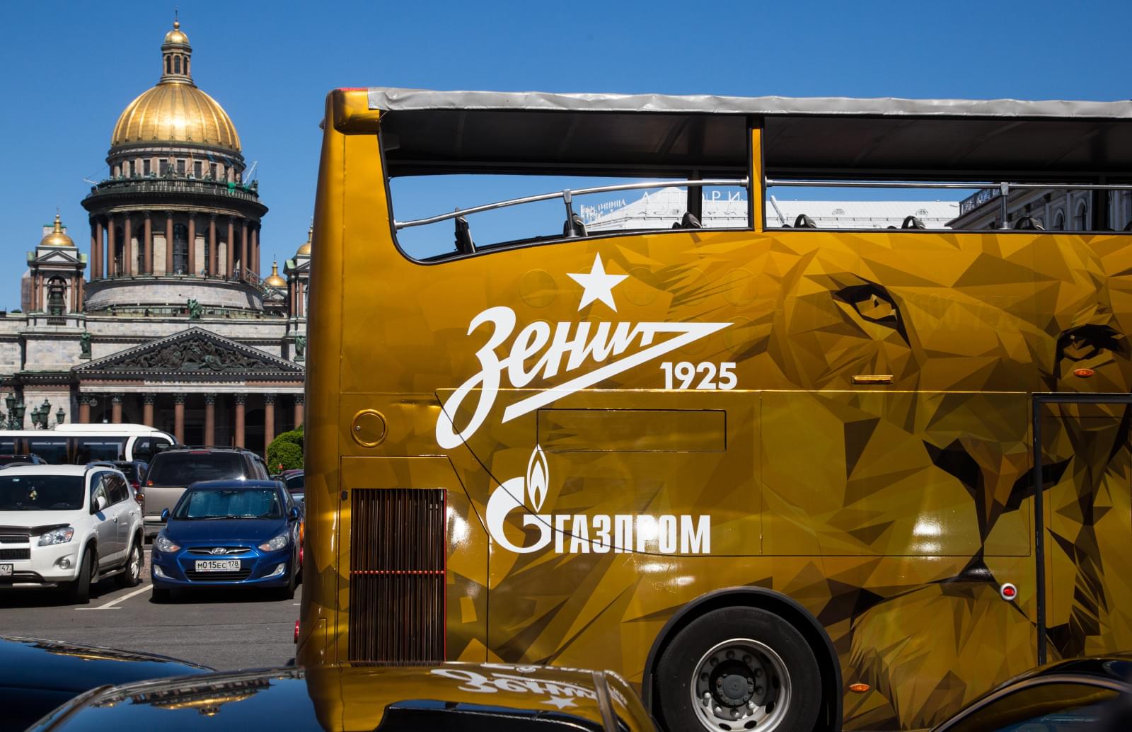 Чемпионский автобус «Зенита» на фоне города