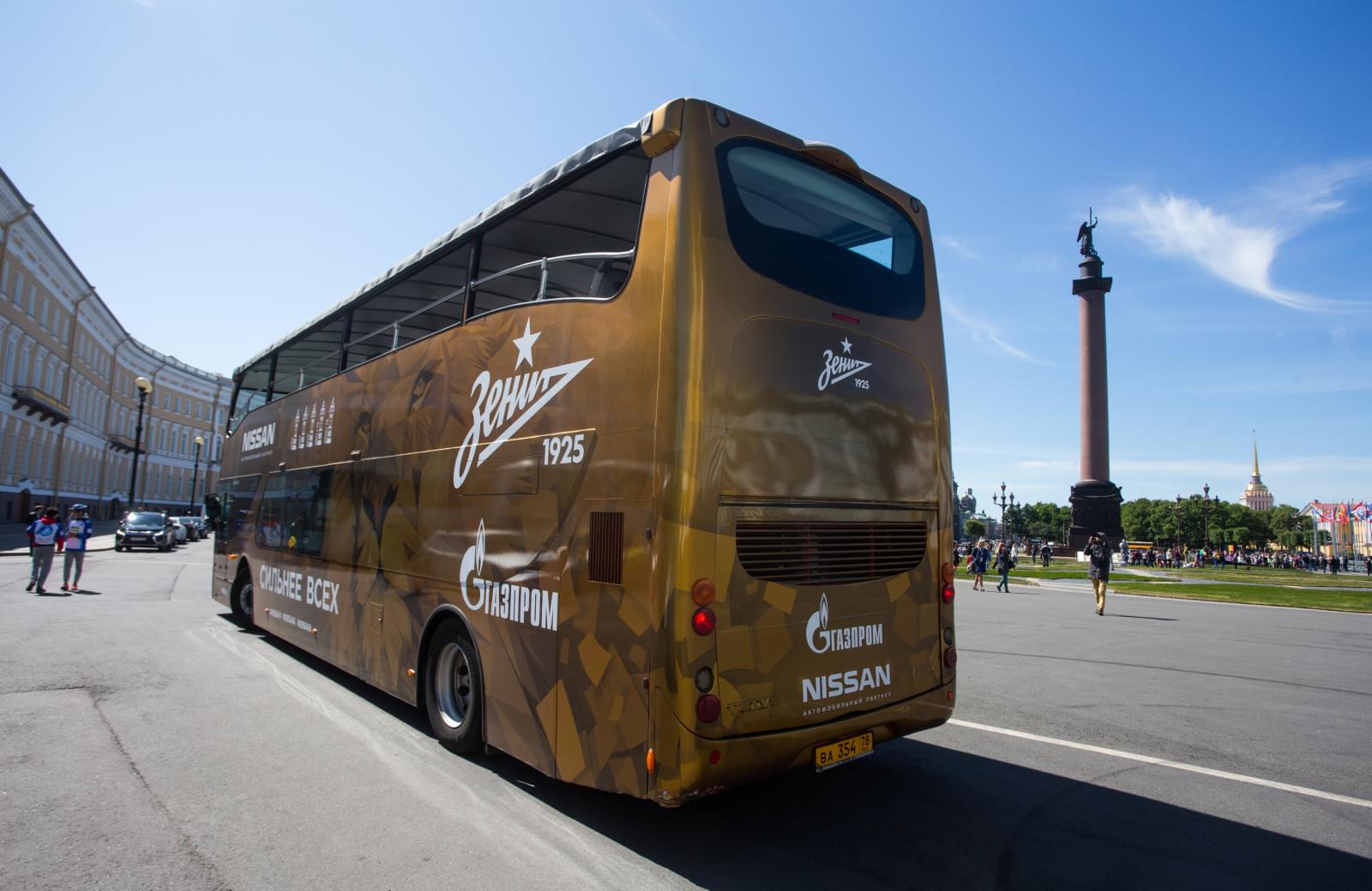 Чемпионский автобус «Зенита» на фоне города