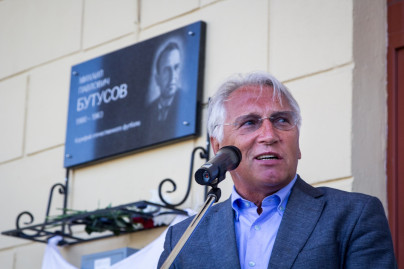 Открытие мемориальной доски Михаилу Бутусову