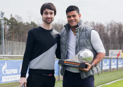 Вручение Халку MVP тура Российской Премьер-лиги от Чемпионат.com