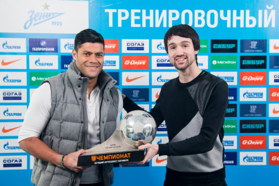 Вручение Халку MVP тура Российской Премьер-лиги от Чемпионат.com