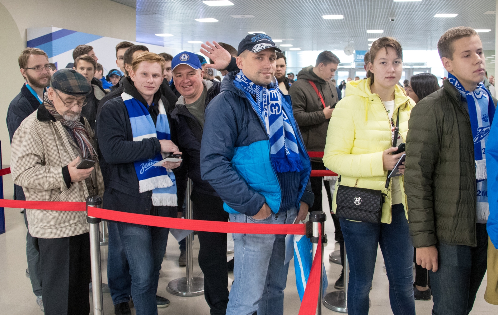 Автограф-сессия Константина Зырянова, полузащитника ФК «Зенит»