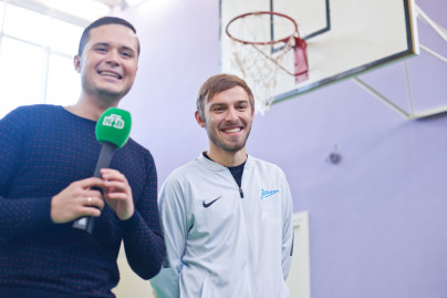 Илья Зуев провел урок футбола в школе