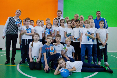Илья Зуев провел урок футбола в школе