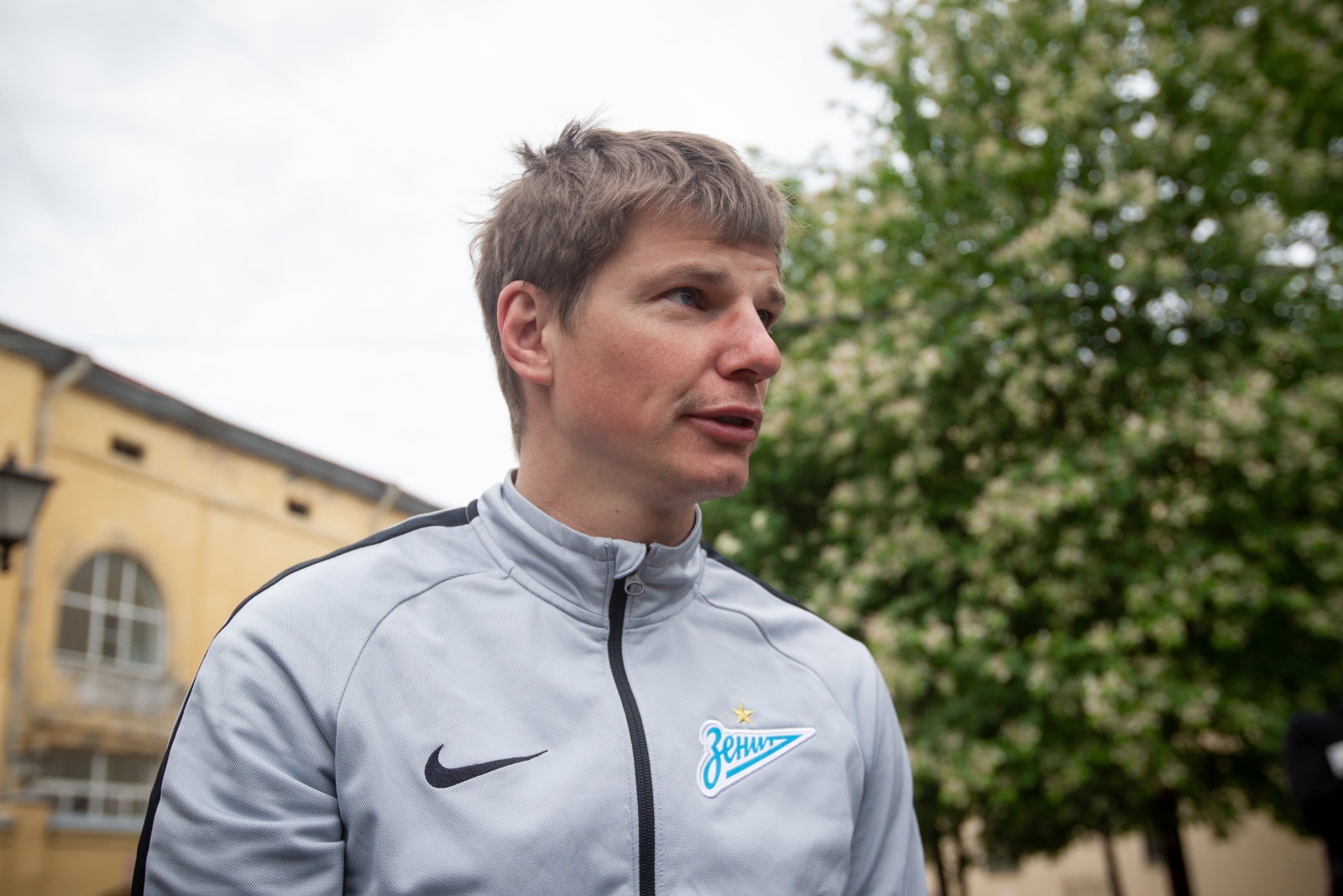 Андрей Аршавин и воспитанники Академии высадили кустарники в сквере ко дню рождения города