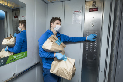 Андрей Аршавин работает курьером бесплатной доставки продуктов «Зенита» и Яндекс.Лавки