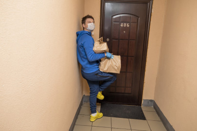 Андрей Аршавин работает курьером бесплатной доставки продуктов «Зенита» и Яндекс.Лавки