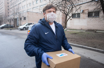 Владислав Радимов работает курьером бесплатной доставки продуктов ветеранам «Зенита»